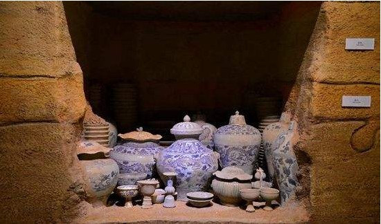 高安出土窖藏元青花器物共计瓷器239件，这是出土前的窖藏复原图.jpg